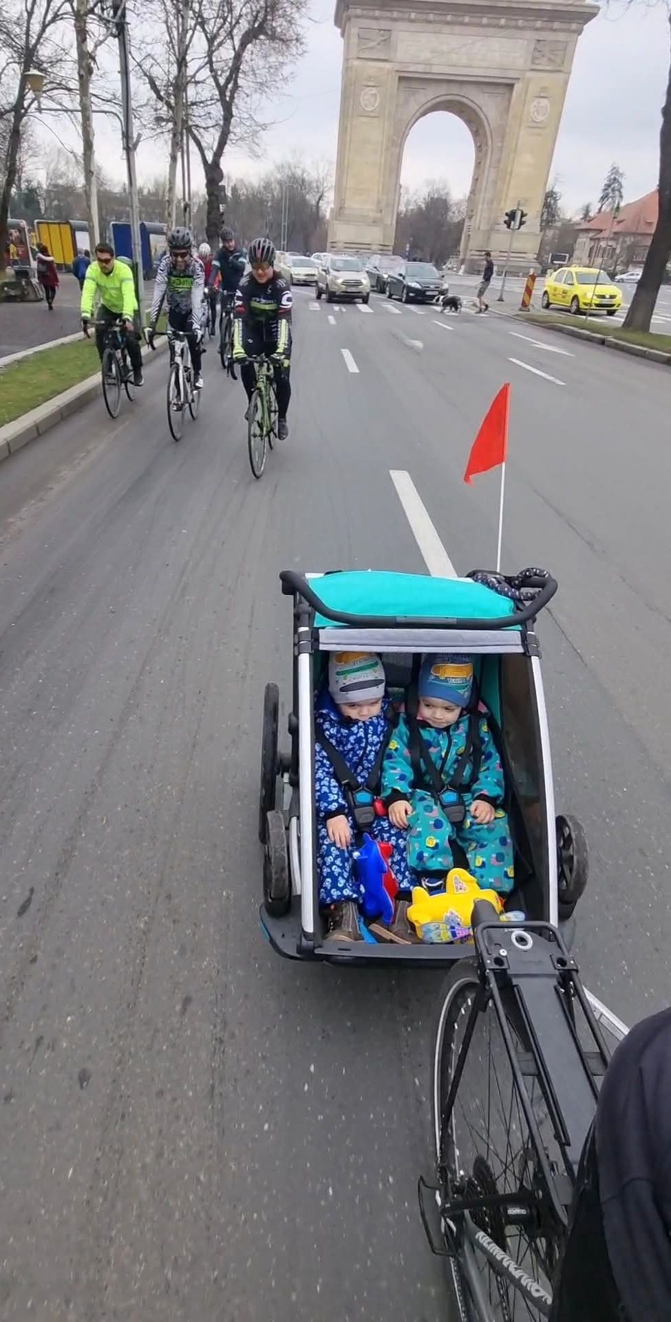 Vând bicicletă MTB și Carucior multisport Thule Chariot Lite 2 double