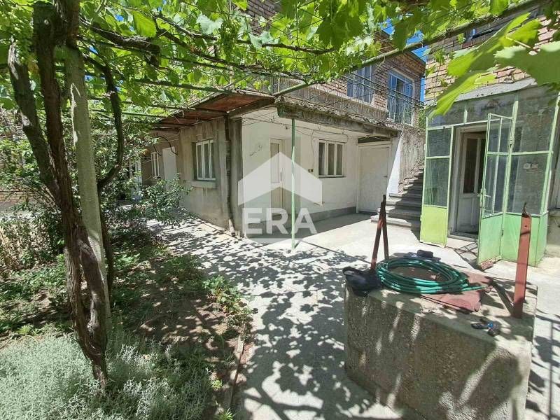 Двуетажна, ексклузивна, тухлена къща за продажба, с допълнителна прист