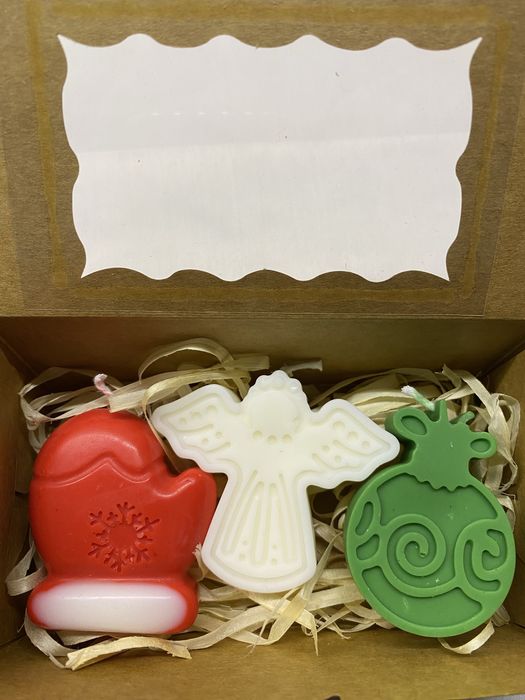 Ароматен букет от соеви свещи и коледни подаръци