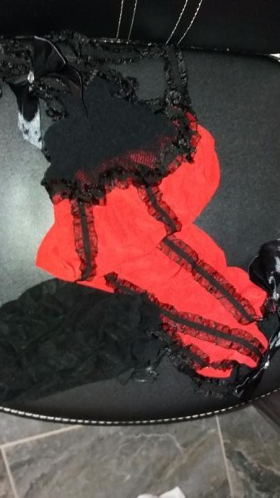 Lenjerie rochiță roșie cu ciorapi și portjartier