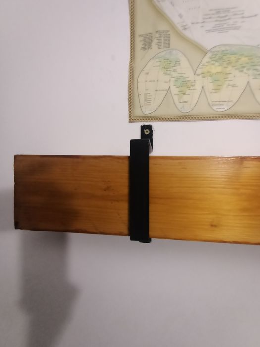 Polița din lemn cu suporți metalici