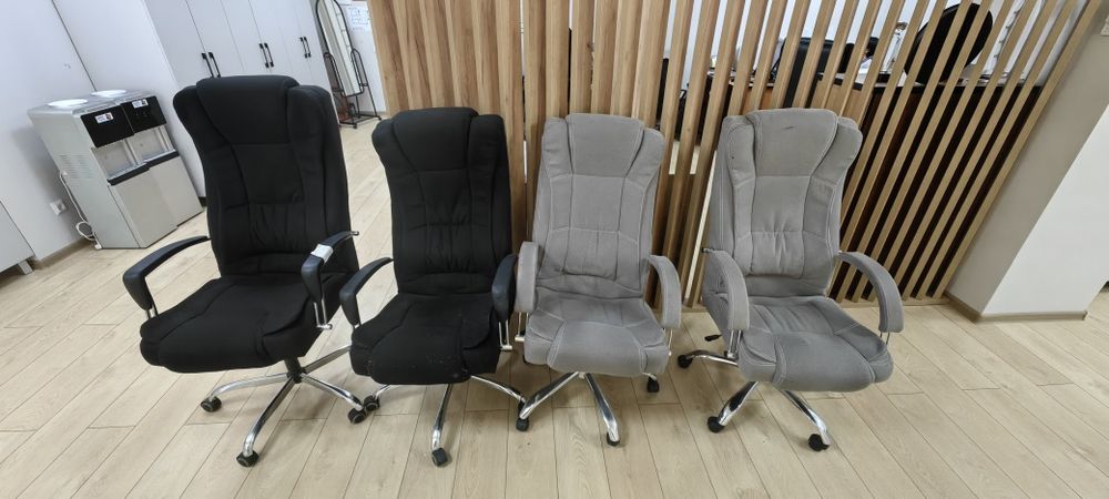 Офисные кресла б/у 4 штуки