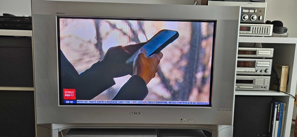 TV Sony CRT, diagonala 81 cm (32 inch).