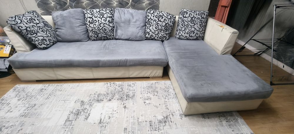 Диван в зал не раскладывается