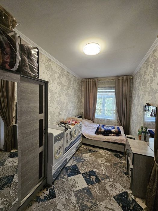 Kvartira sotiladi 4 xona 2 etajli domi 2 etaji