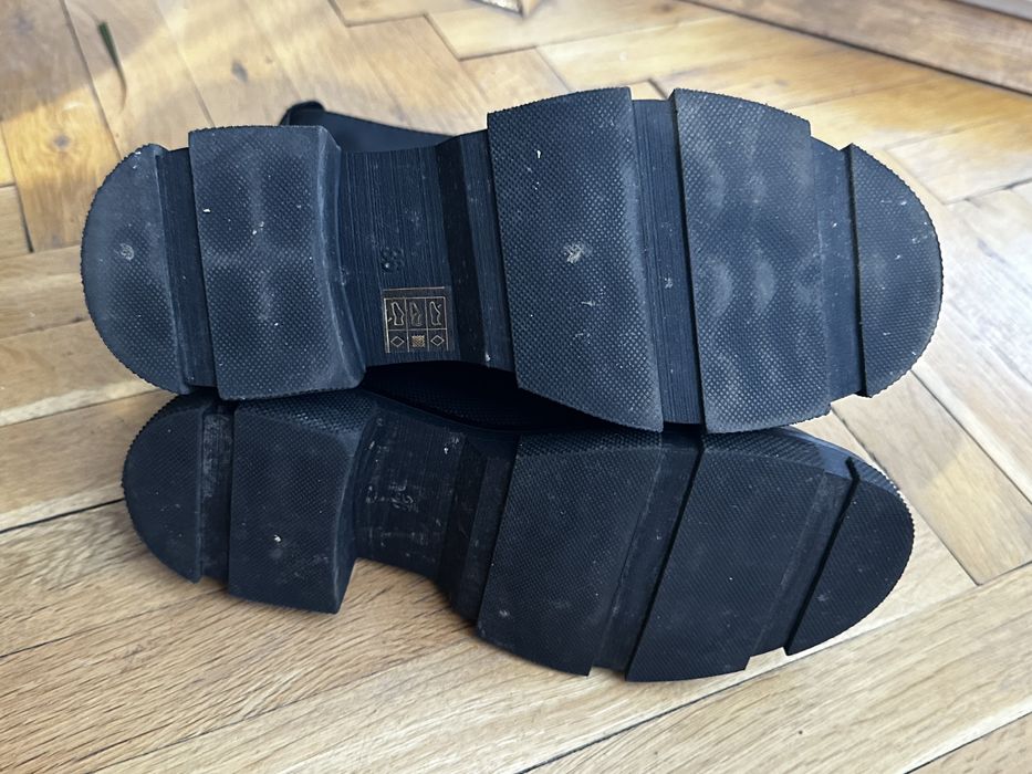 Топли боти, носени броени пъти