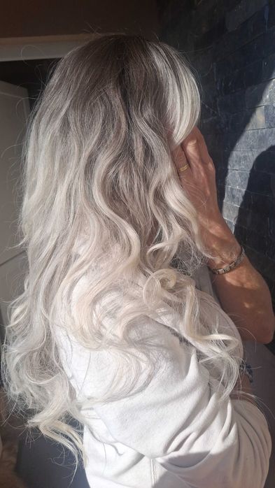 Perucă – blond argintiu ombré, ondulații lejere