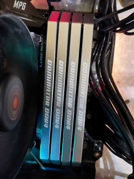 32GB 3200Mhz CL16 Corsiar Dominator Platinium + допълнително охлаждане