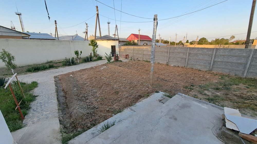 Ховли сотилади, 4 сотик. Свет, газ, сув доимий.