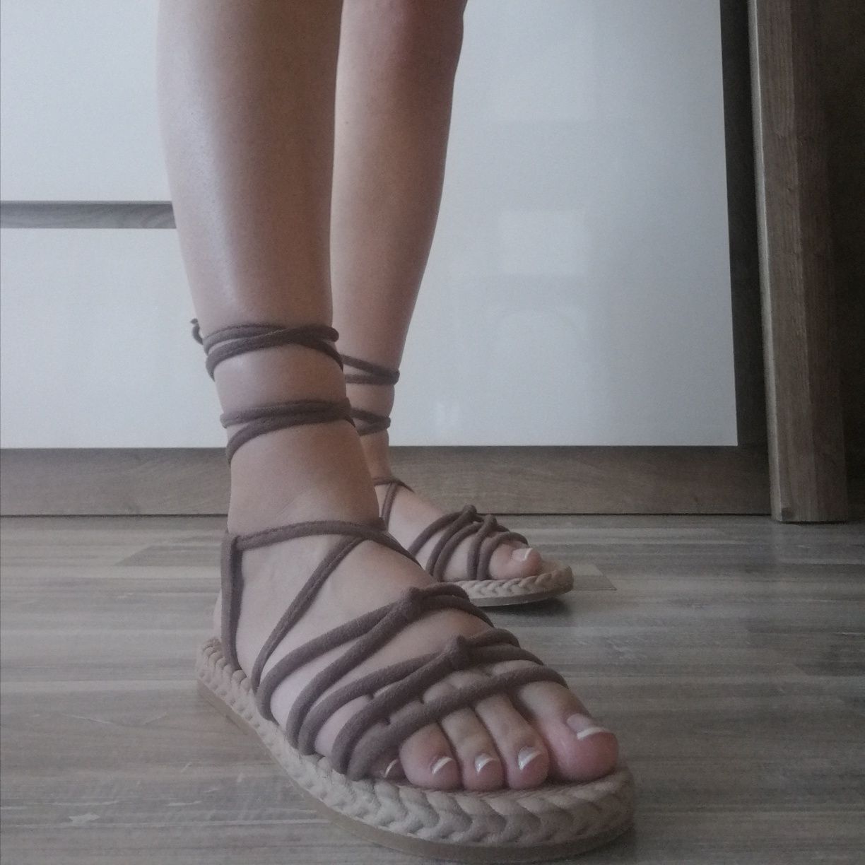 Дамски кафяви сандали с връзки