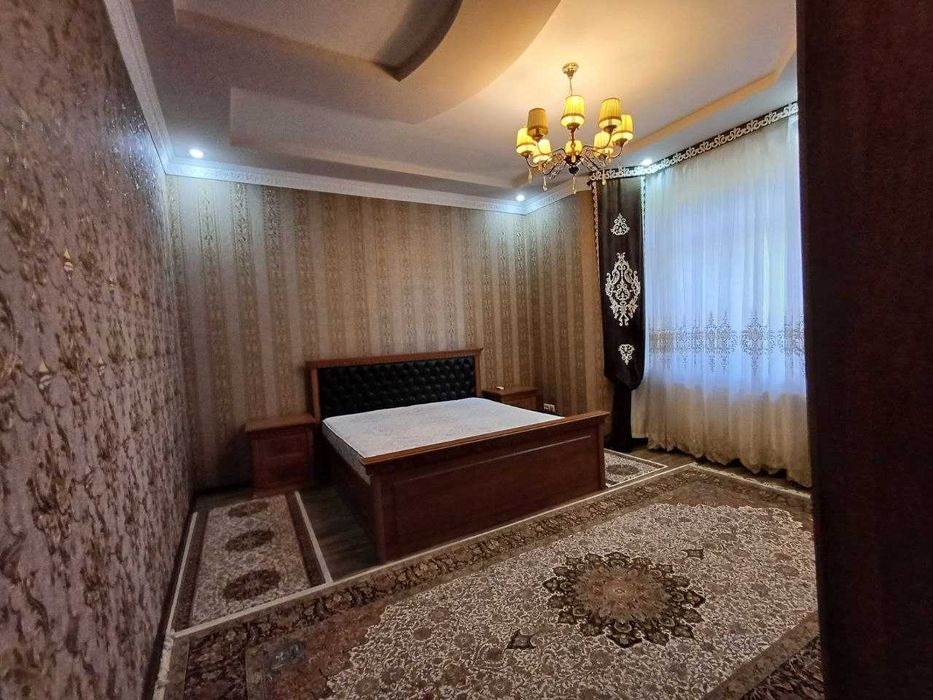 Продаю евро-дом
Бадамзар
6 соток
8 комнат. 
700 м2