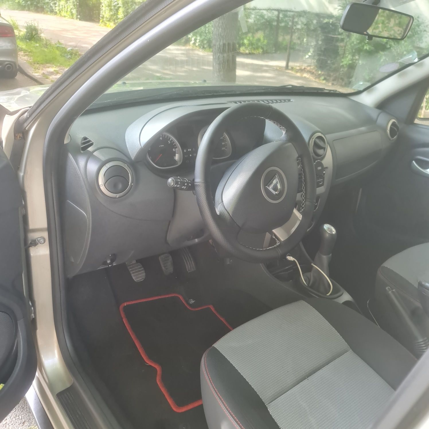 Vând Dacia Daster