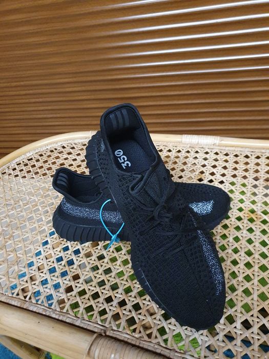 Vând adidasi yeezy 350