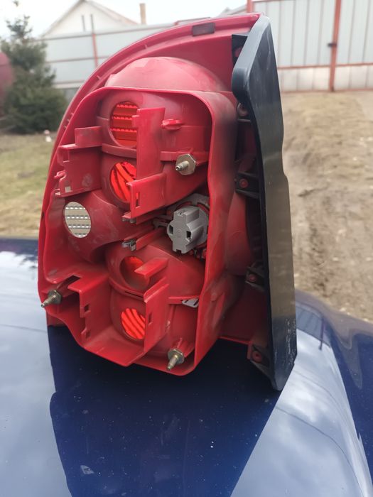 Vând tripla spate dreapta de pe sedan în stare buna nu are fisuri