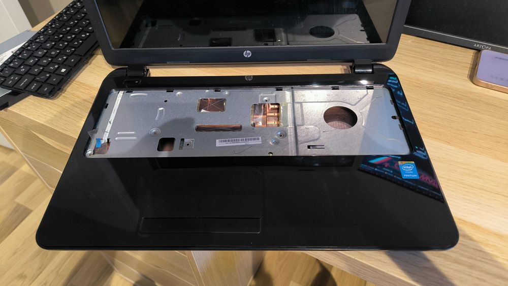 лаптоп HP 15 - r151nu - на части