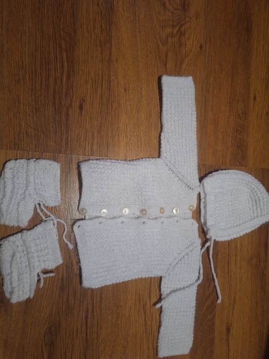 Ръчно плетиво за бебе - жилетка, шапка, терлички