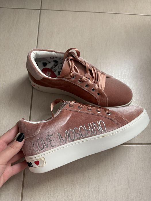 Adidasi Love Moschino