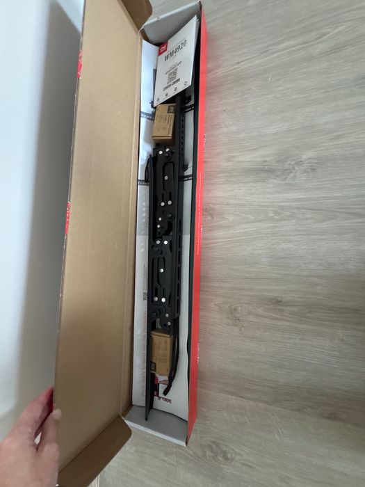 Чисто нова стойка за телевизор