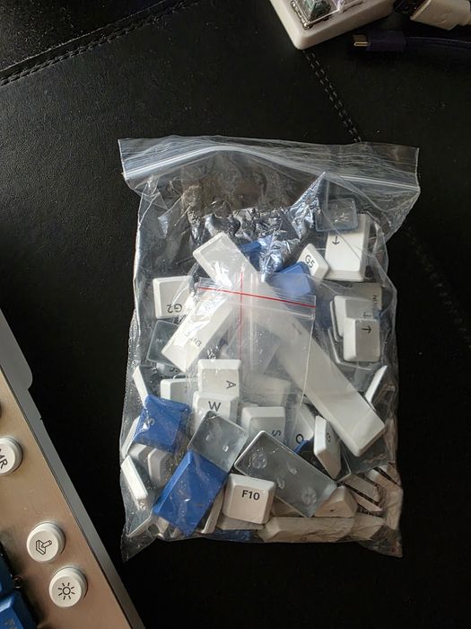 Клавиатура Logitech g815 бяла + цял сет резервни клавиши