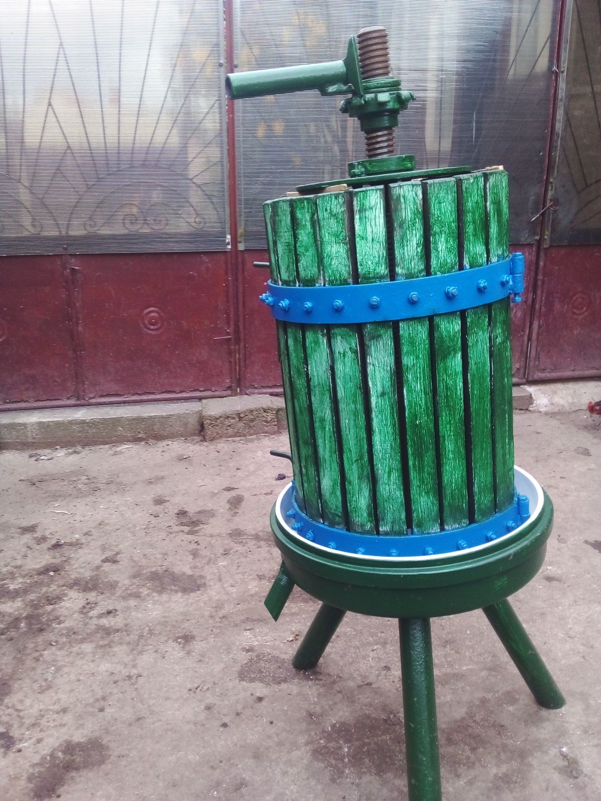 Vând  teasc  și  zdrobitor de struguri