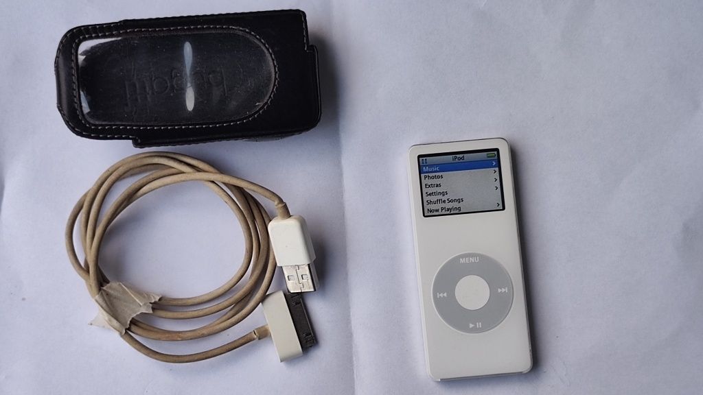 IPod 2006  4GB запазен с кабел и калъф