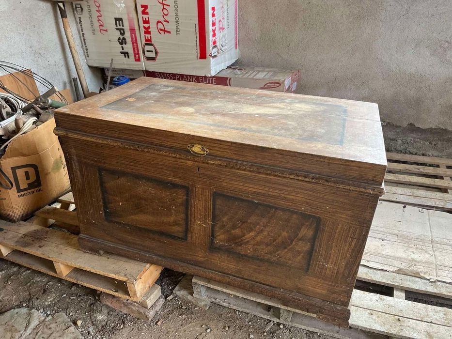 Старинен дървен сандък – масивен, голям, запазен