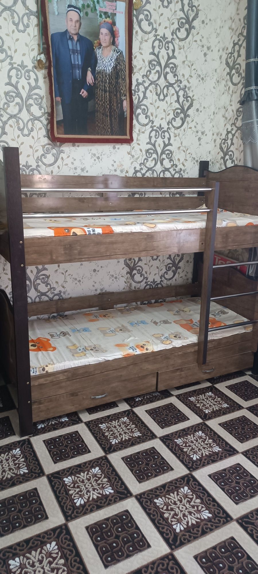 2qavatli devan sotiladi