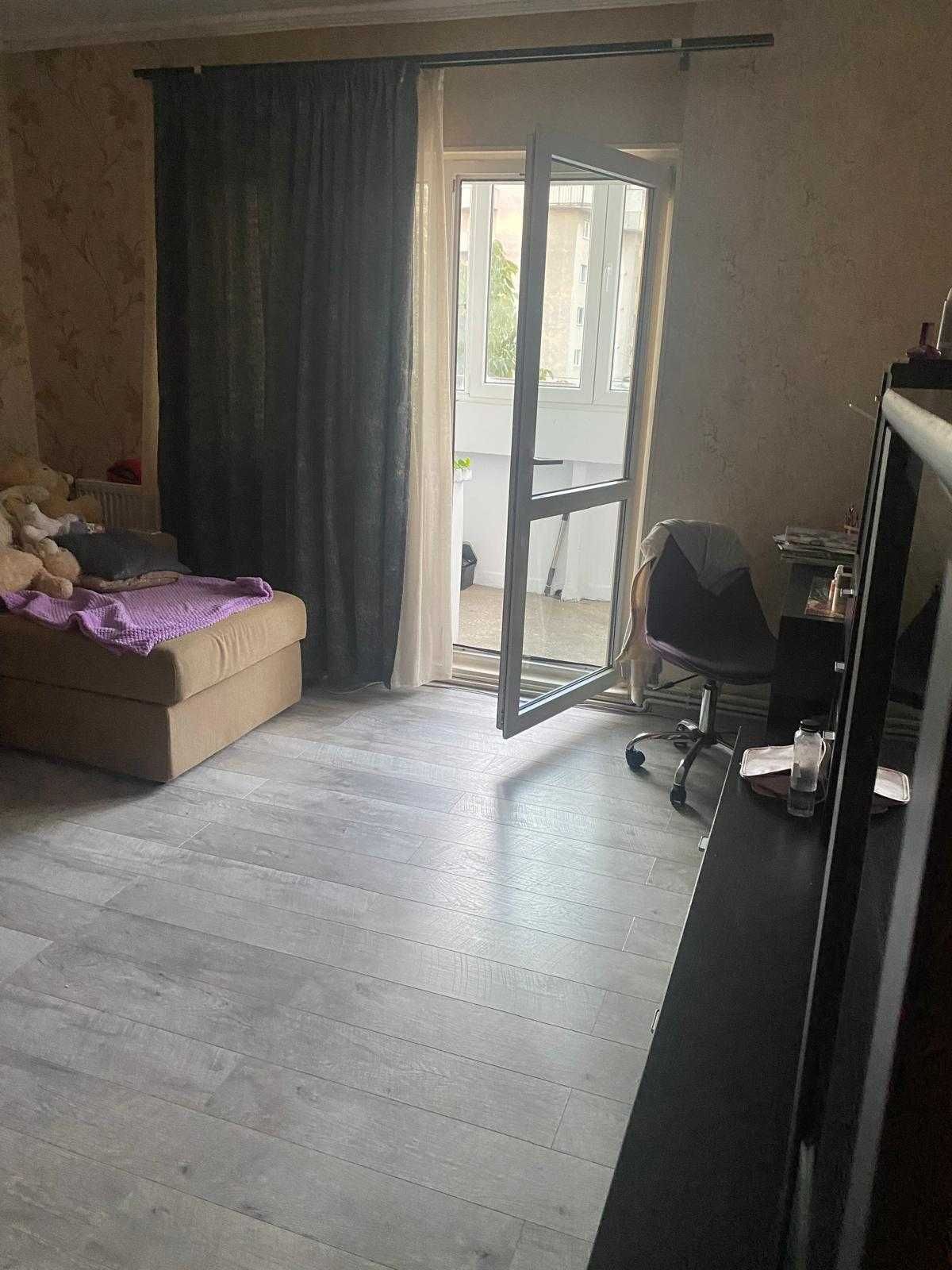 Persoana fizica, vand apartament 3 camere decomandat