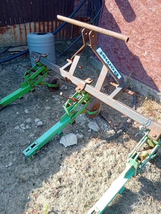 Prășitoare cu trei secții în stare buna de funcționare.