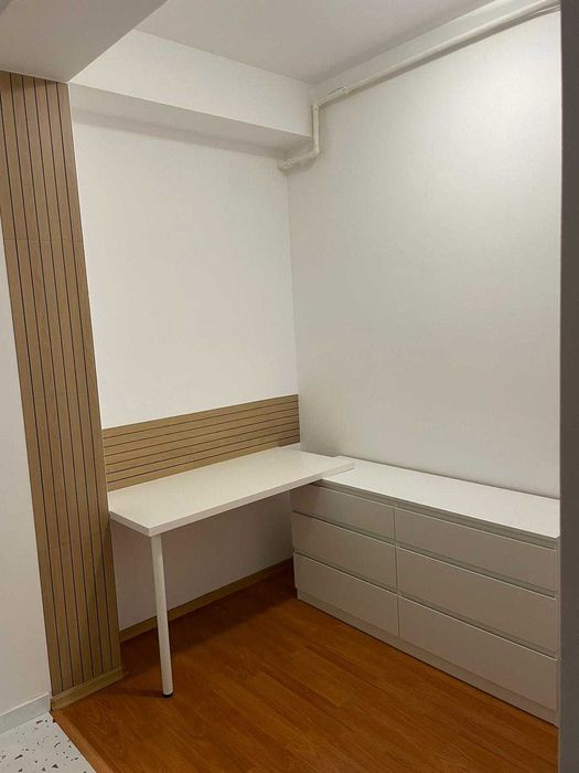 Garsoniera mobilata cu birou si bucatarie inchisa