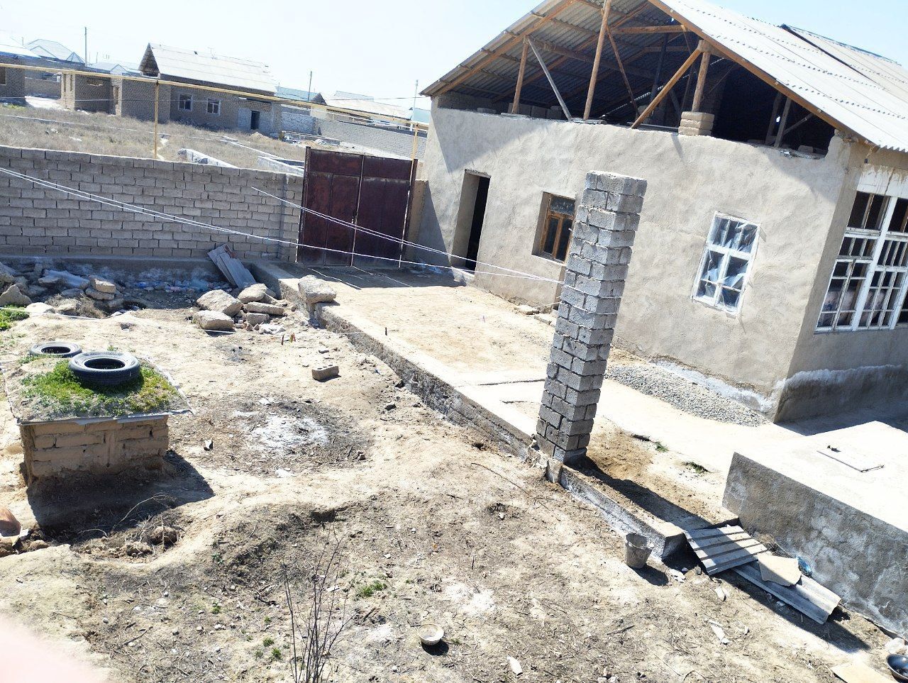 Saroy perondan hovli uy sotiladi