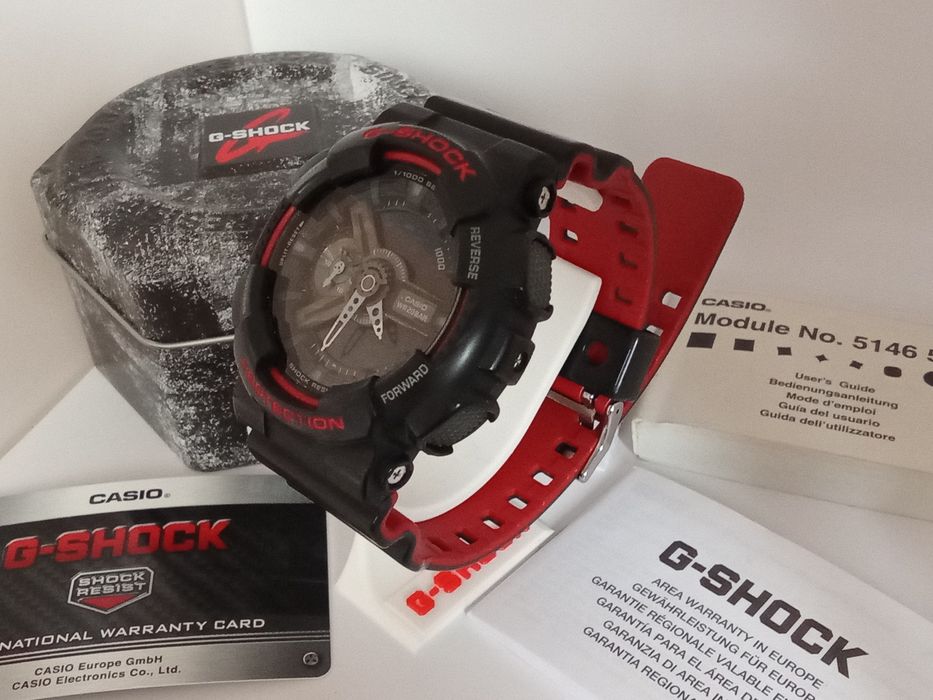 Смарт часовници с кутии и документи