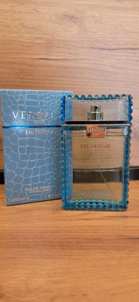 Versace Man Eau Fraîche Eau de Toilette Natural

Spray 200 ml