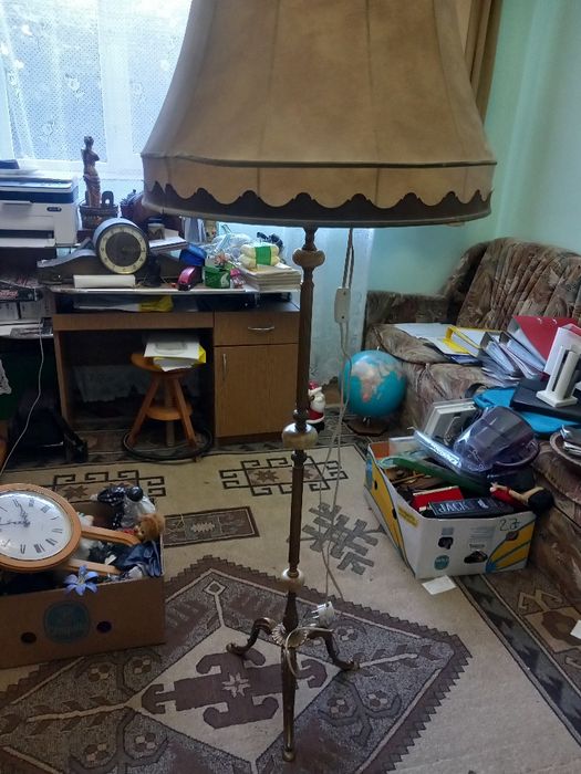 Lampă de podea ..din bronz cu abajur .inaltă de180 cm