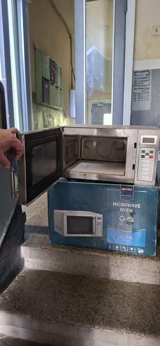 Професионална микровълнова фурна неработеща, втора употреба.