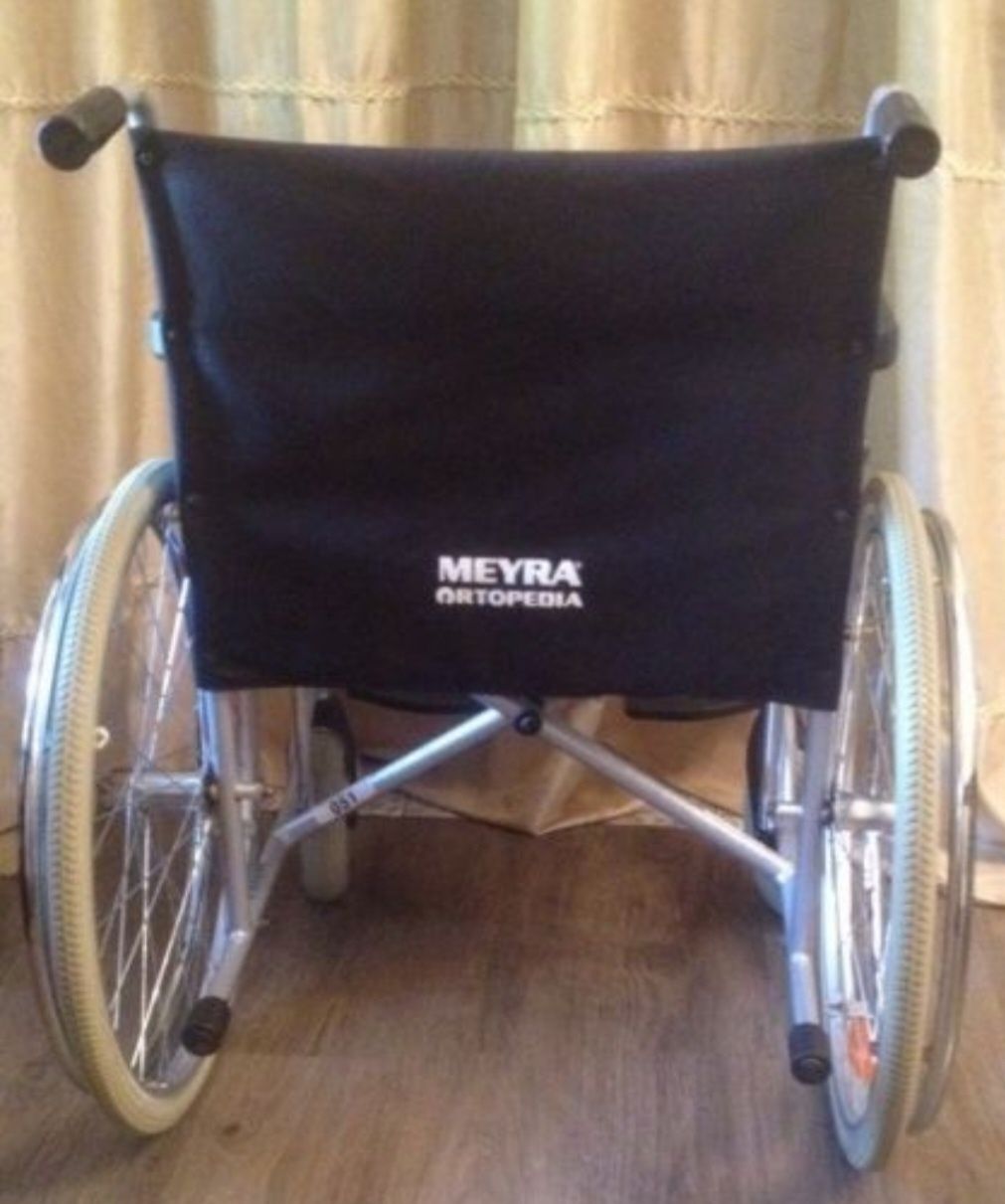 Инвалидная кресло коляска помогает человеку в передвижение куда нужно.