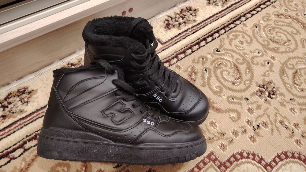 Продам зимние женские кроссовки