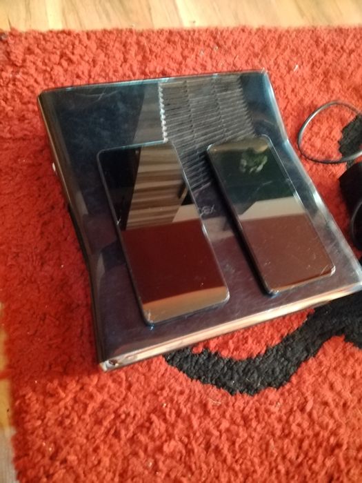 Vând Xbox 360 și două telefoane de piese