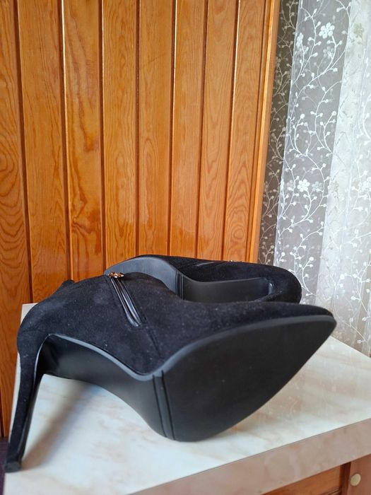 Ботинки - ботильоны , натуральная замша пр-во Турция (40) . Новые.