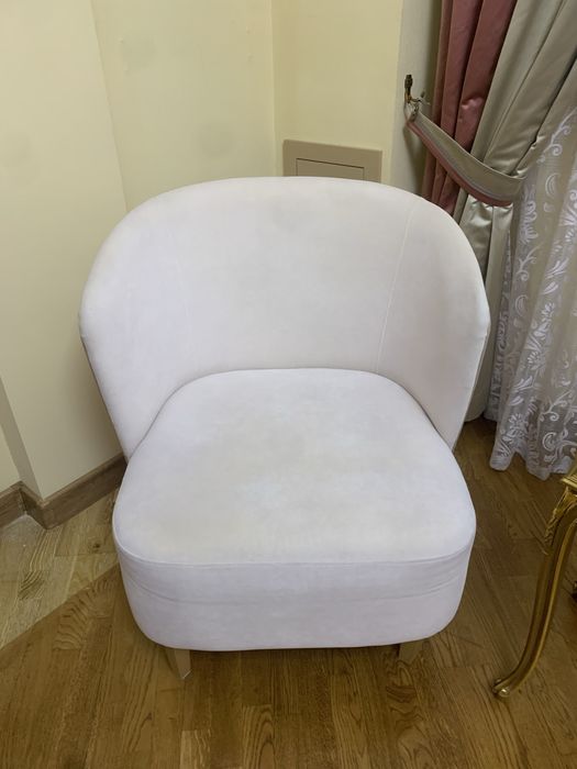 Кресло бежевая удобная.
