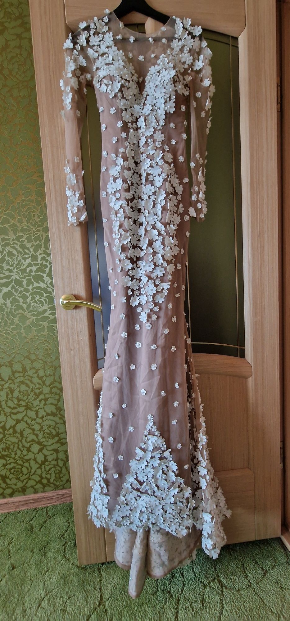 Астана Платье вечерние дизайнерские 42-44размер с шлефом