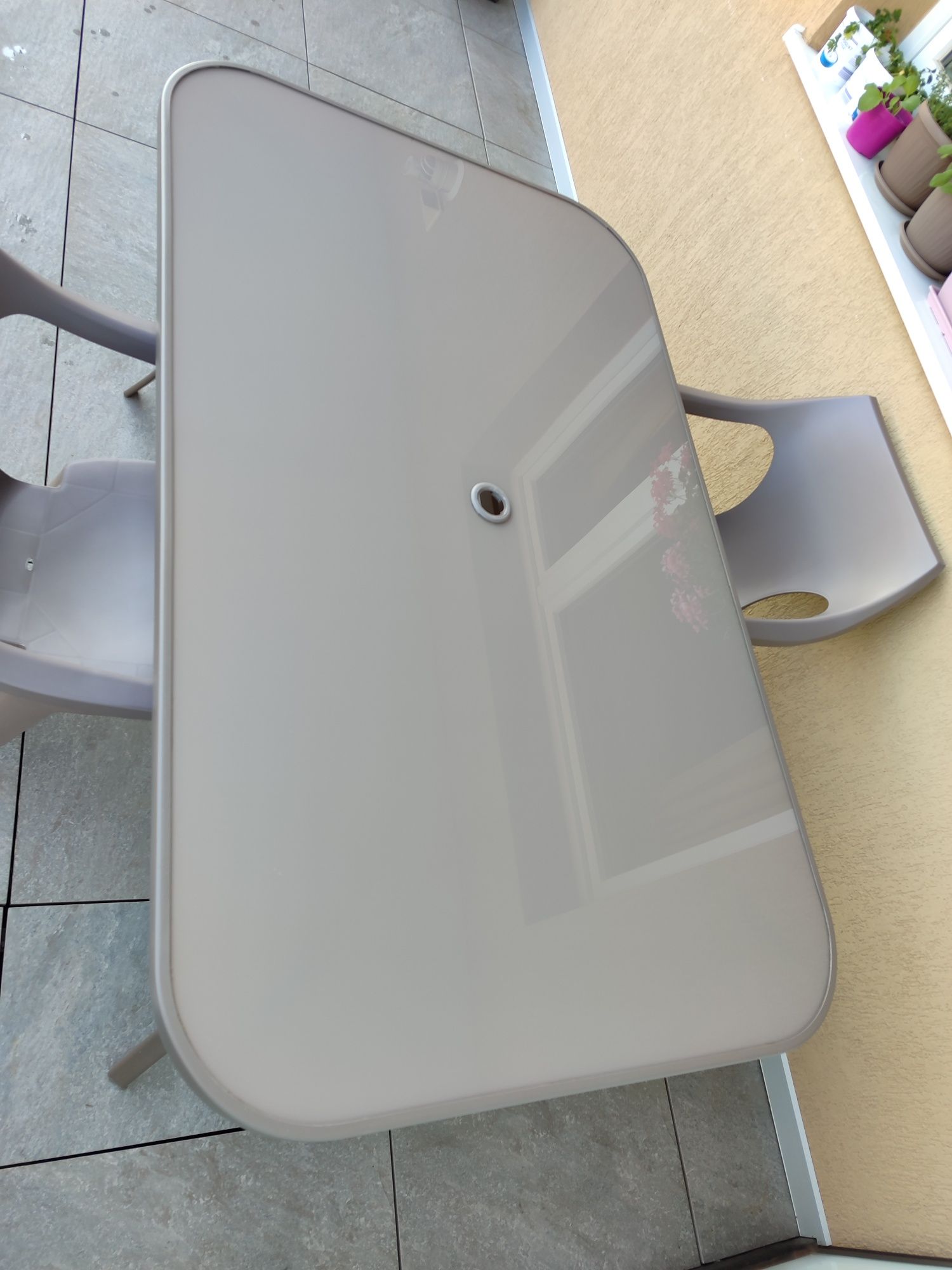 Masa de fier cu sticla+7 scaune plastic cu pernițe pt TERASA