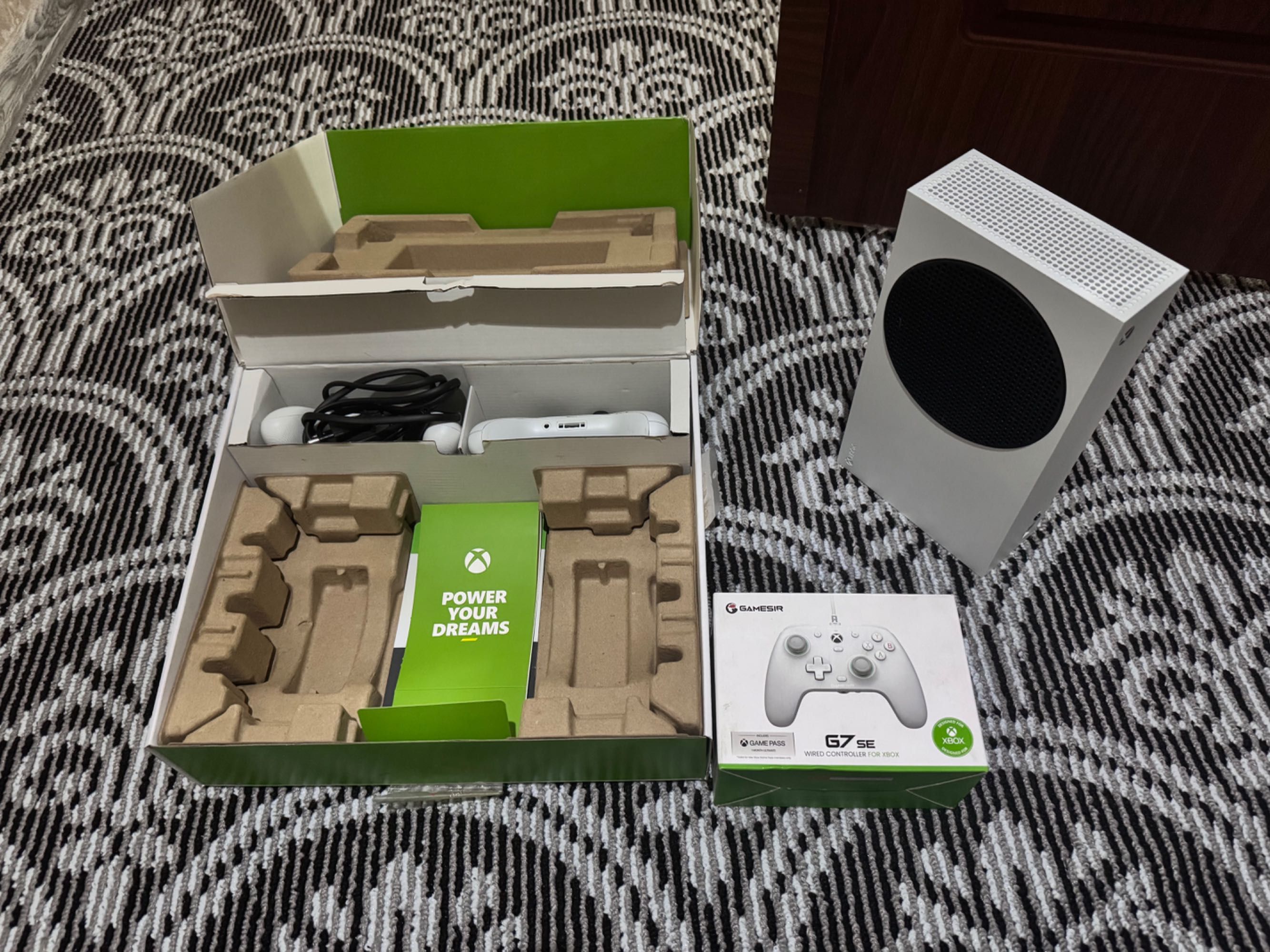 XBOX SERIES S. 2 oy ishlatilgan holati hali yangi.