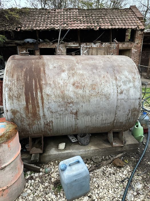 Нафтова цистерна 3 тона и 500 със колонка