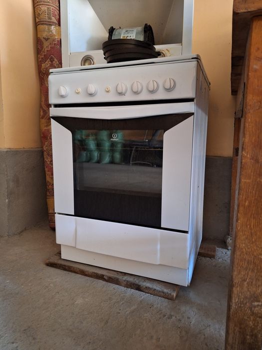 Газовая плита indesit + вытежка бонусом