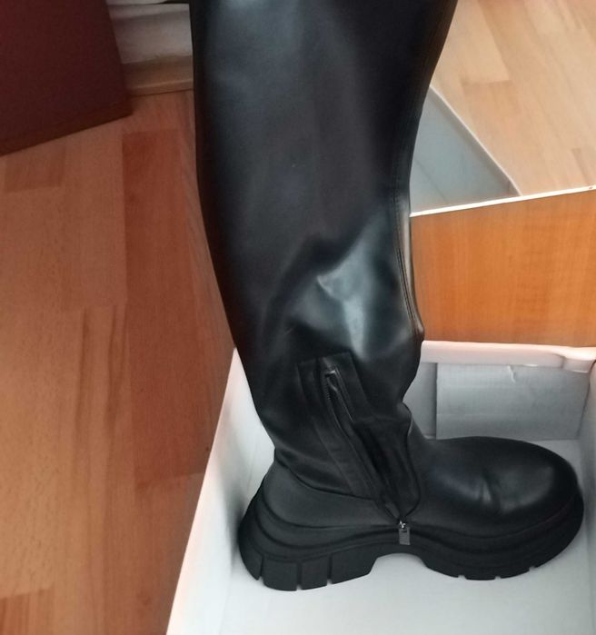 Cizme lungi peste genunchi