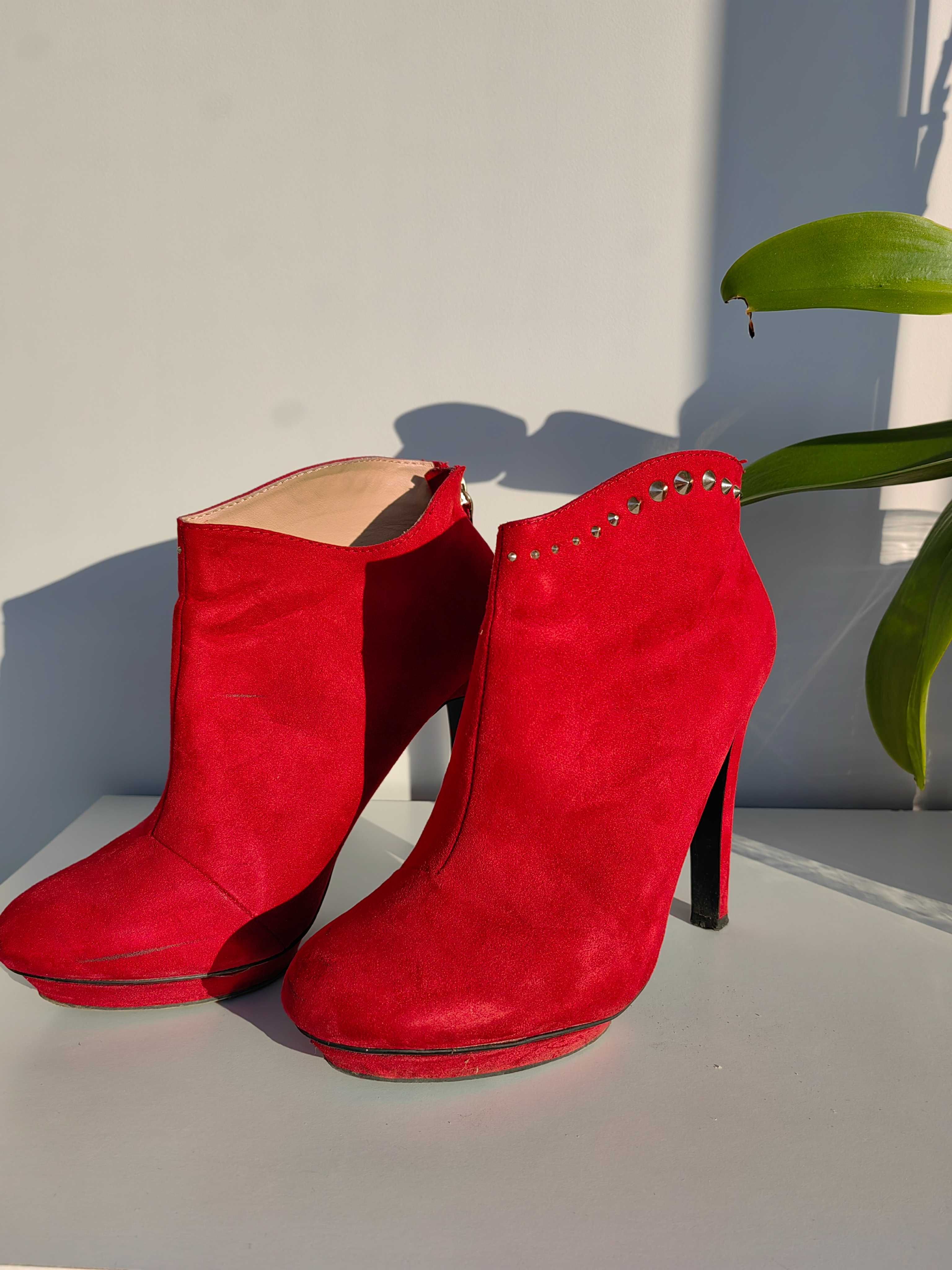 Червени велурени боти Zara