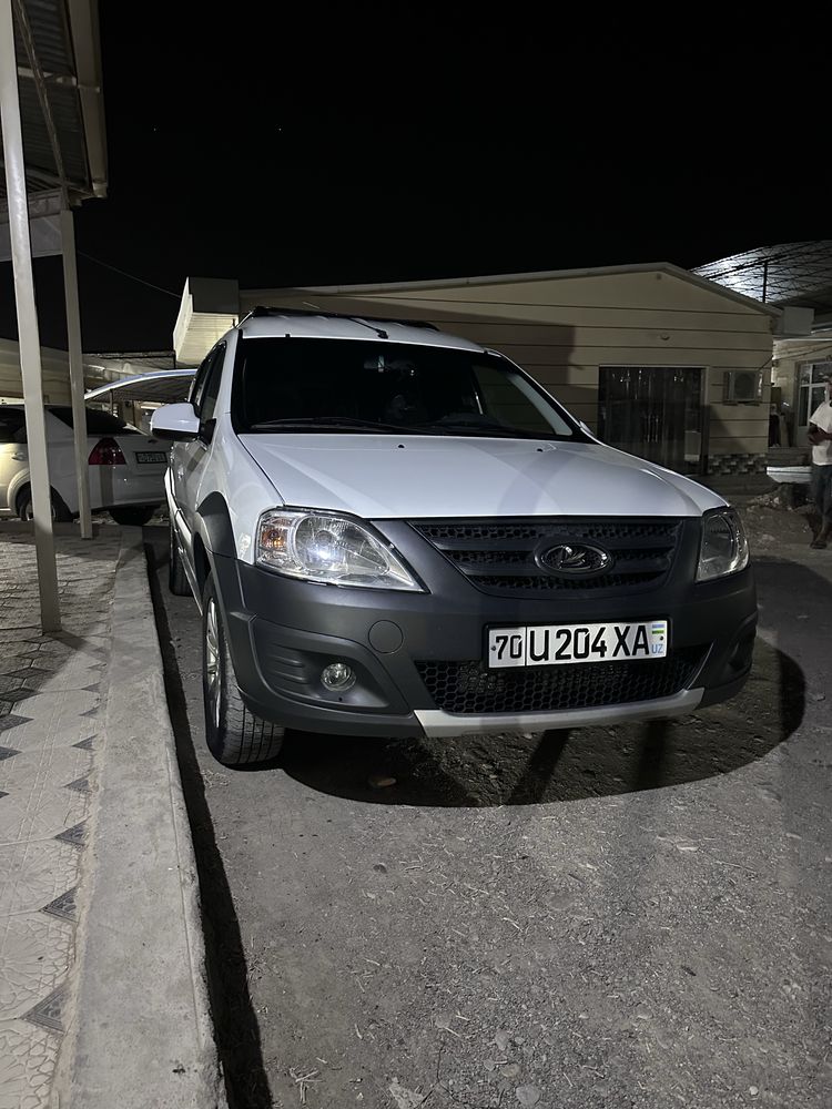 Lada largus cross