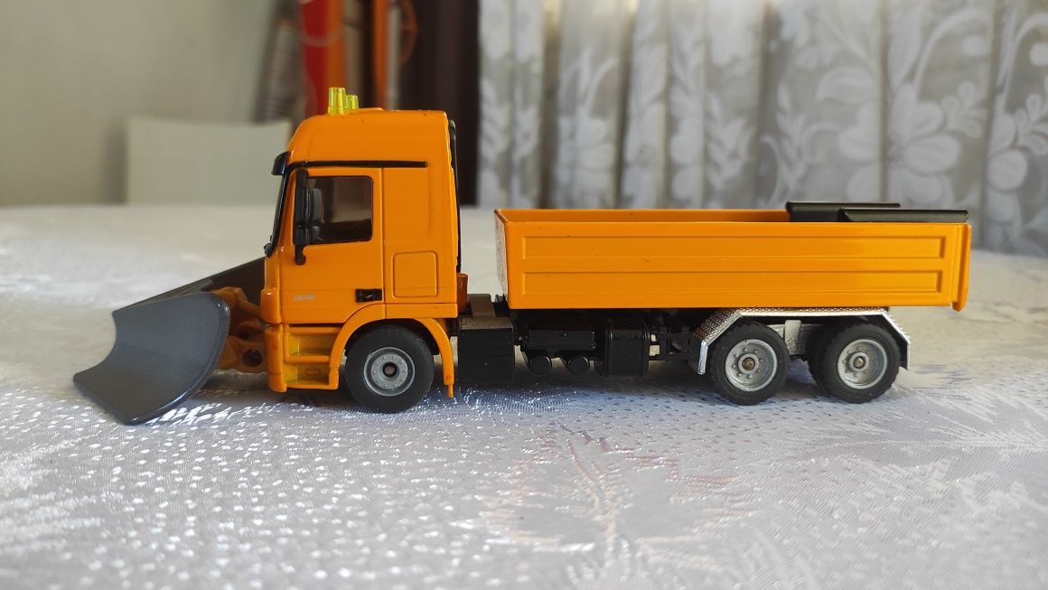 Метални модели Solido и Corgi 1:50