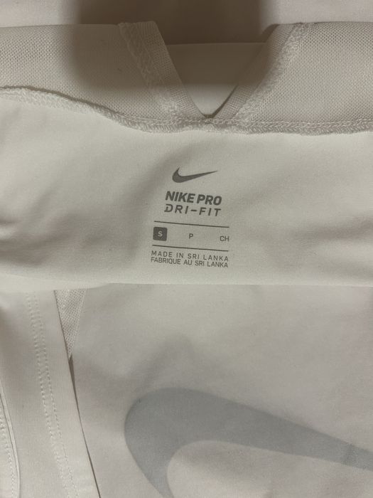 Дамски спортен потник Nike с гола част отзад на гърба